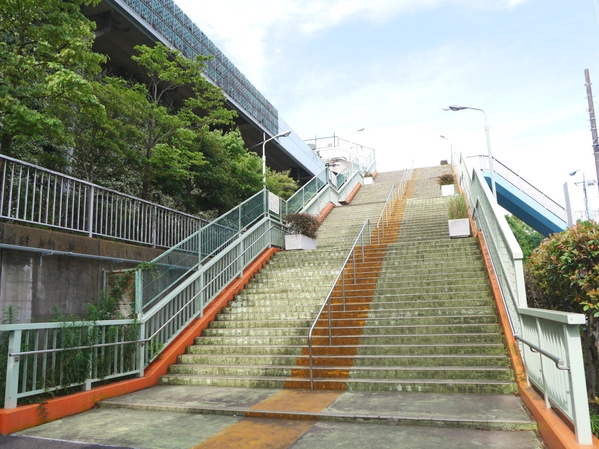 高台にある小菅東スポーツ公園へ至る階段