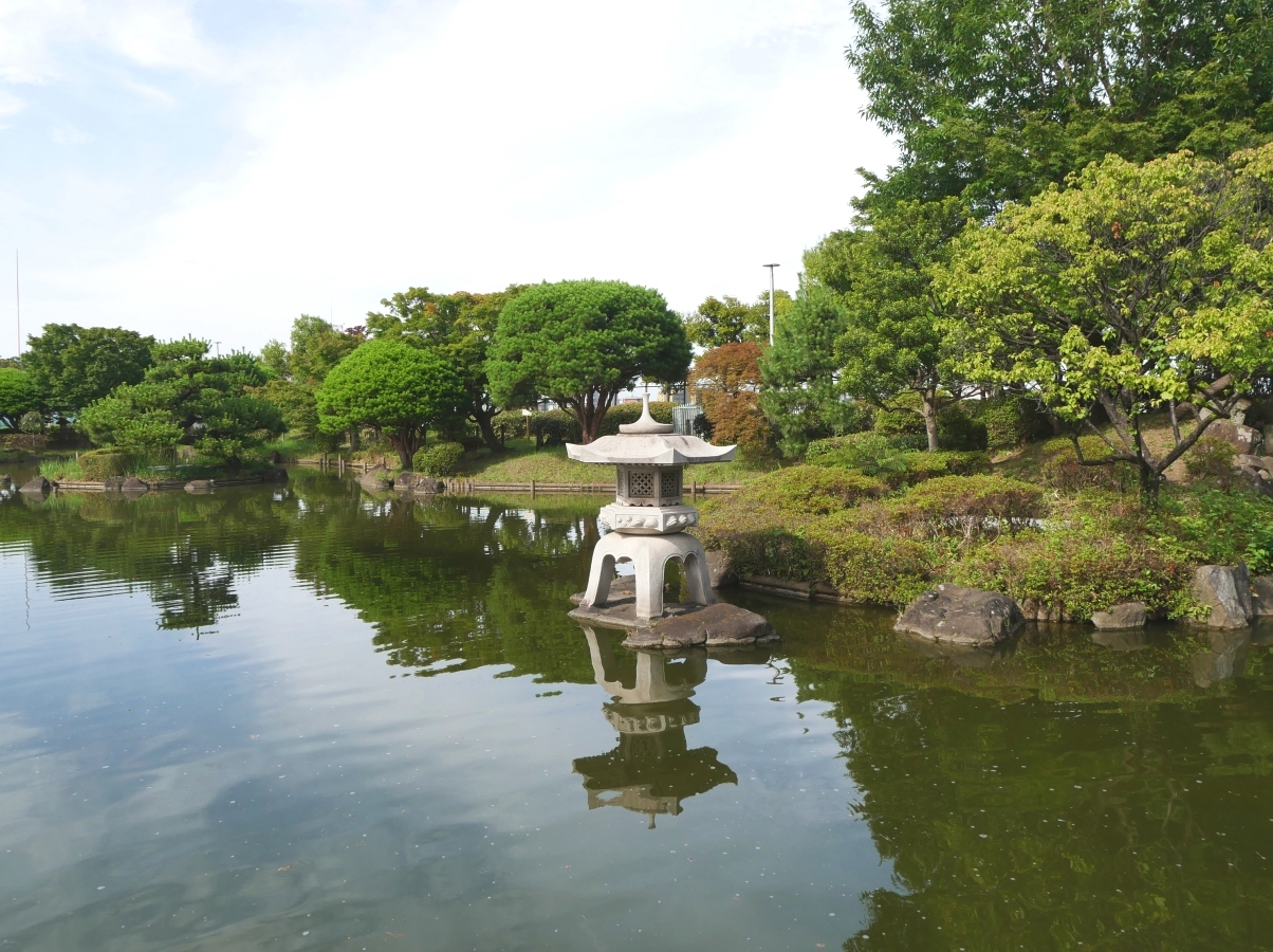 石灯篭が池に映える日本庭園