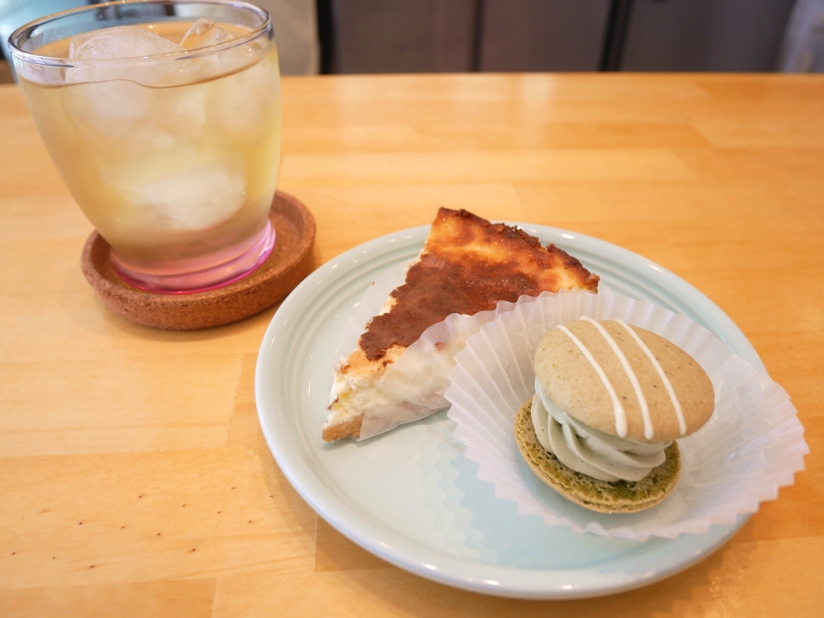 外側のこんがり感が素朴なチーズケーキ。左はサービスの冷茶