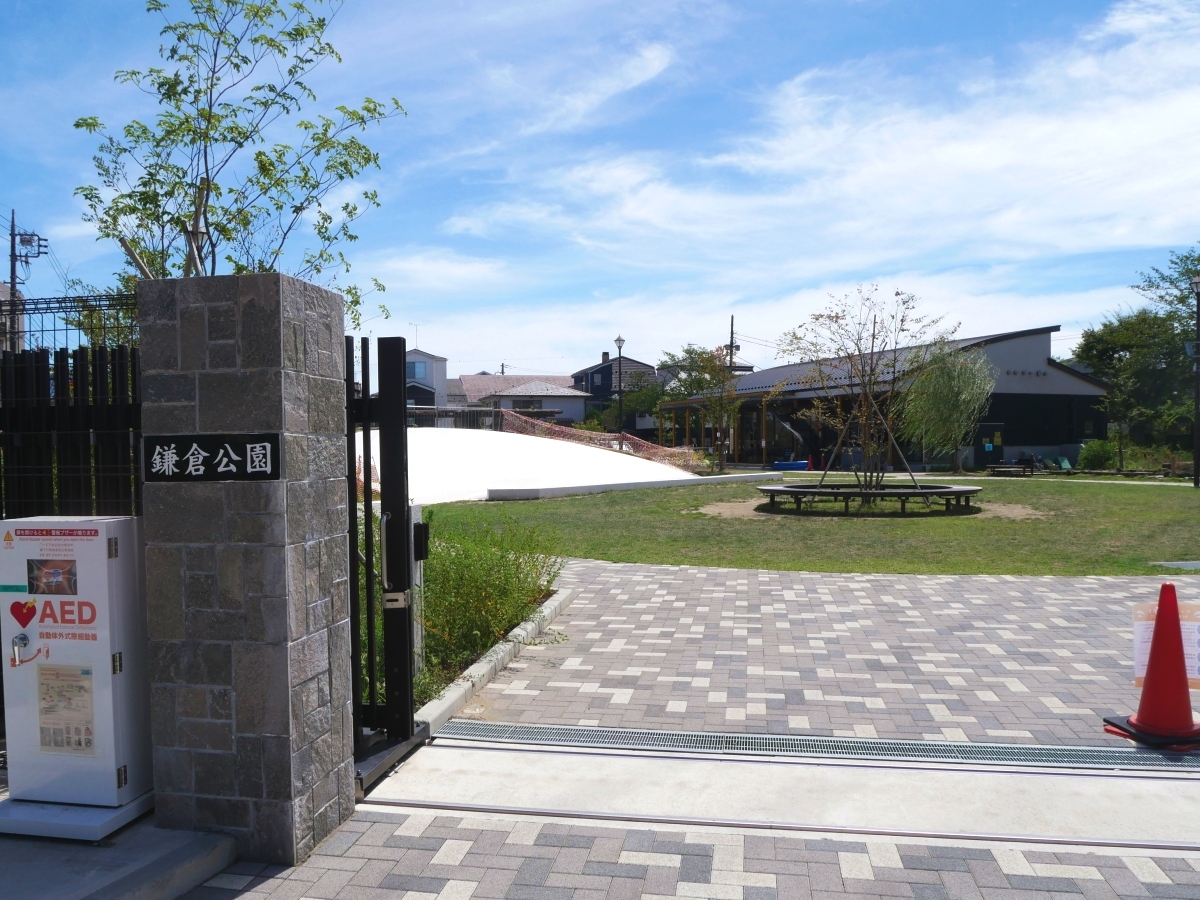 白い大すべり台が見える鎌倉公園の入口