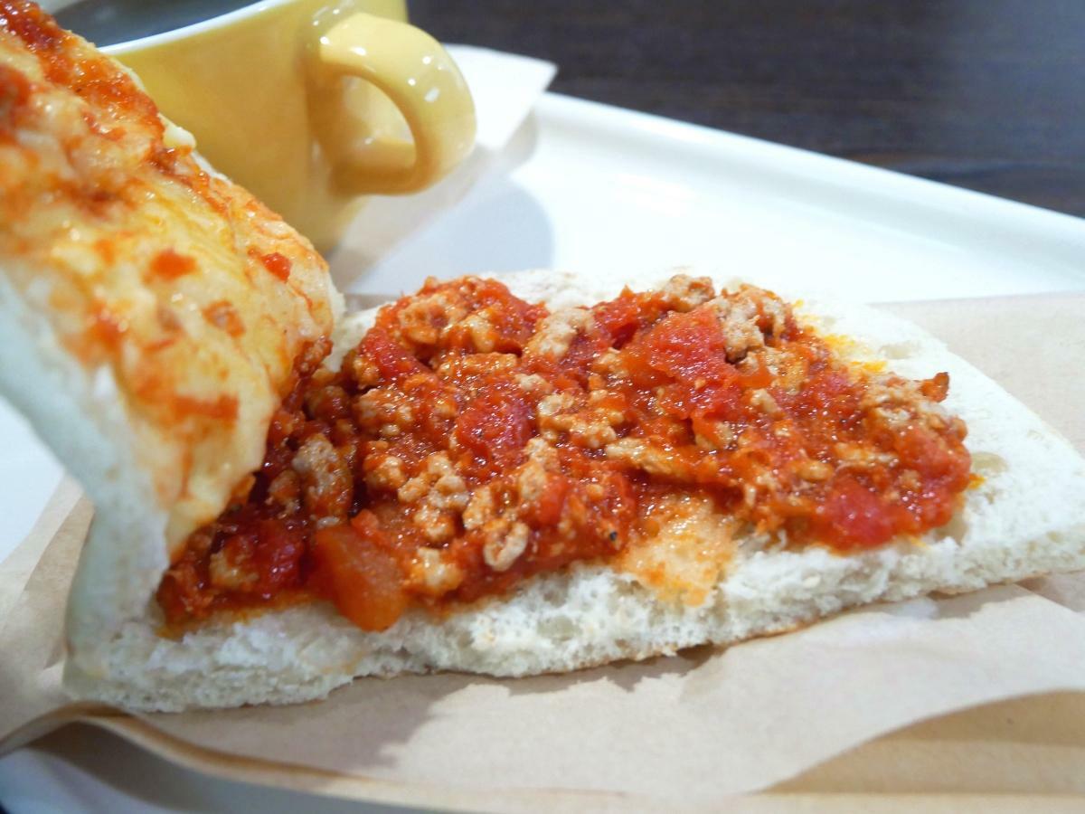 パンの下にはひき肉とトマト、チーズがたっぷり
