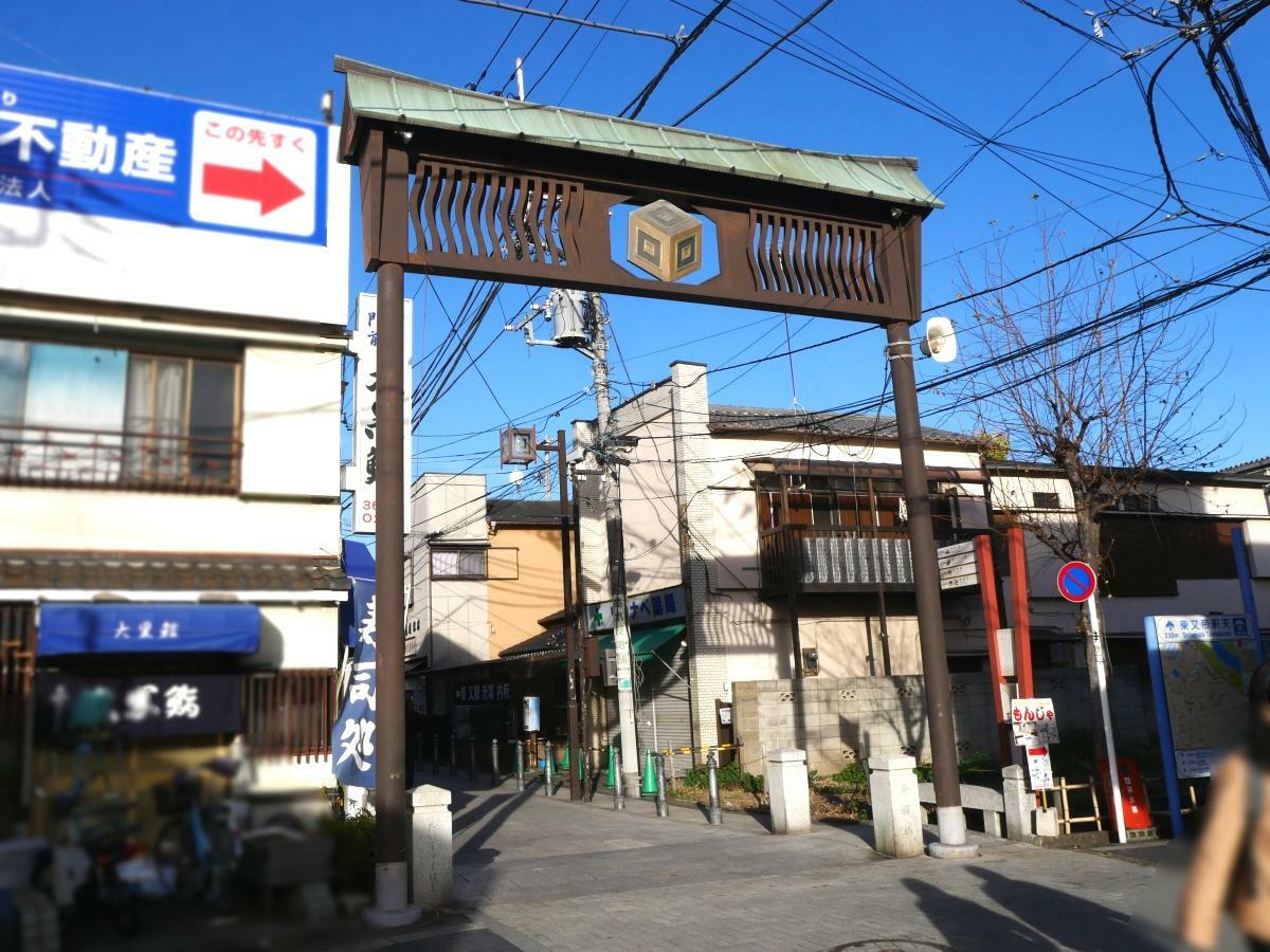 柴又駅前の帝釈橋を囲むアーチ門