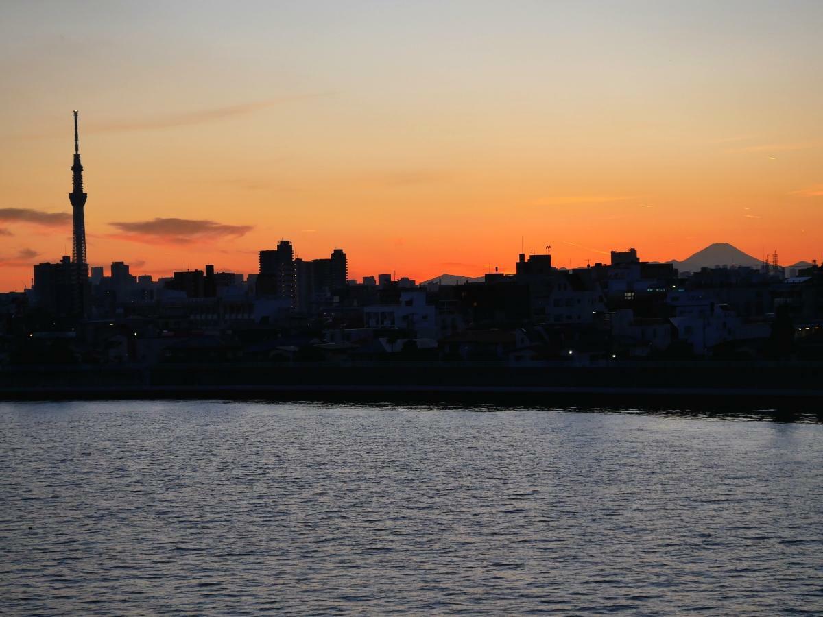 夕暮れ時の青砥橋から見たスカイツリーと富士山