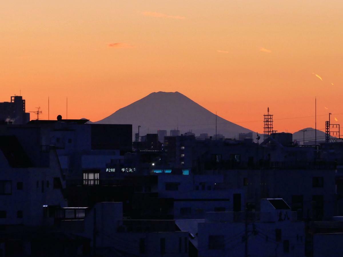 夕焼け空に映える富士山