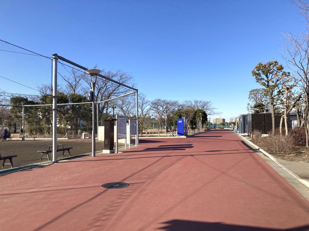 左に多目的運動広場、右に日本庭園が広がる小菅東スポーツ公園