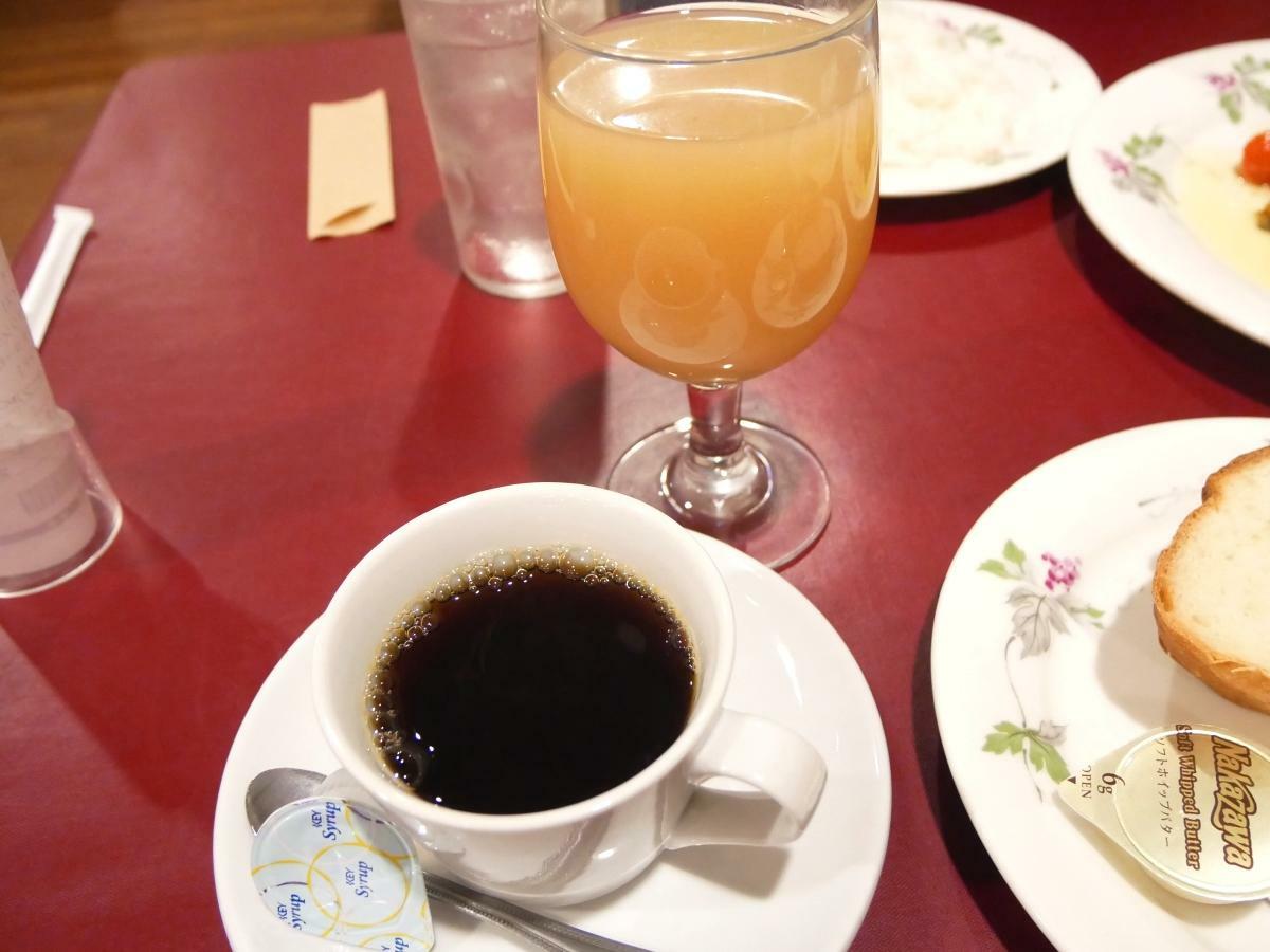 セットドリンクのコーヒーとグレープフルーツジュース