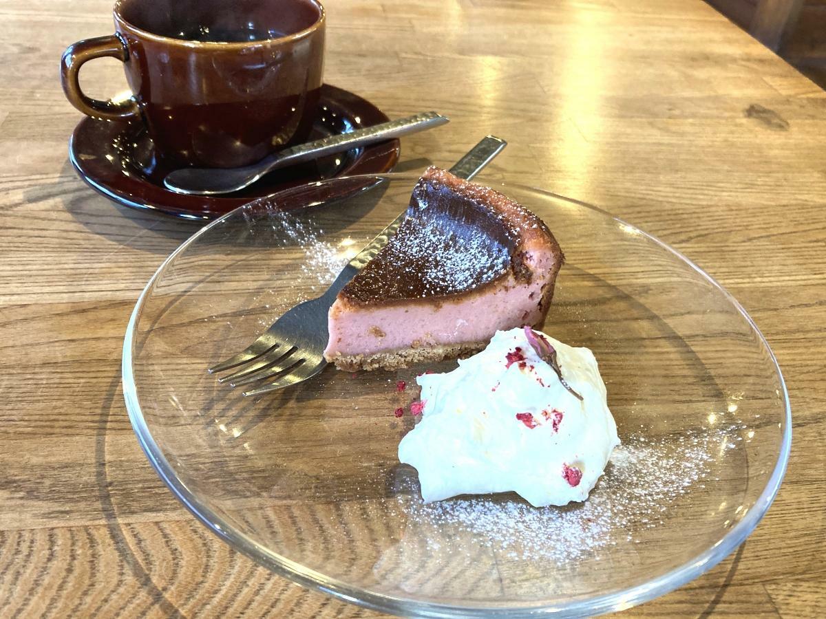 桜のベークドチーズケーキとコーヒー