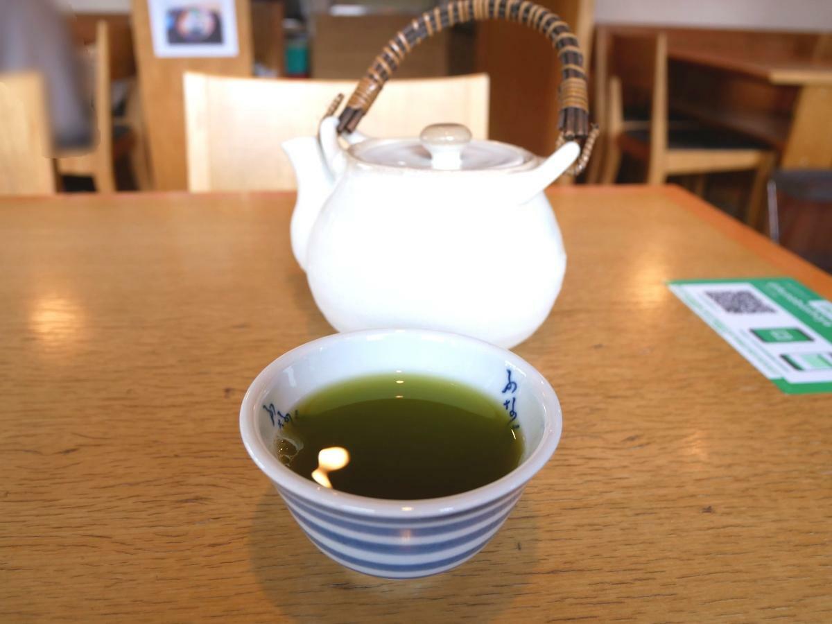 冷たい緑茶が入った急須と湯呑
