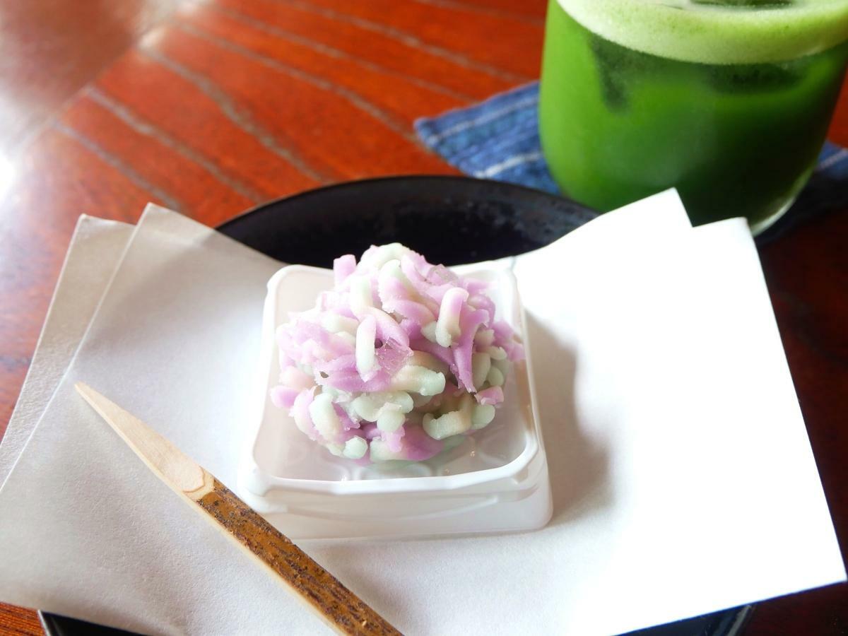 紫陽花の練り切りとアイス抹茶
