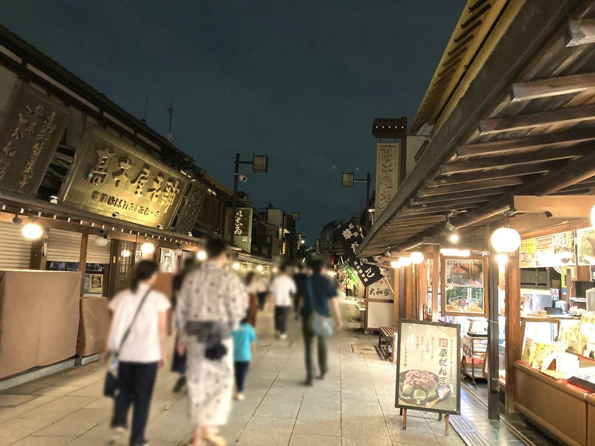 明かりが灯る帝釈天参道