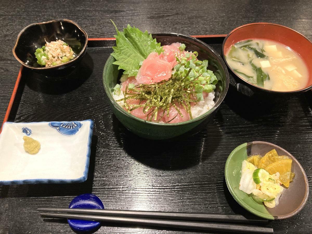 ねぎとろ丼のお膳。味噌汁・小鉢・香の物付き