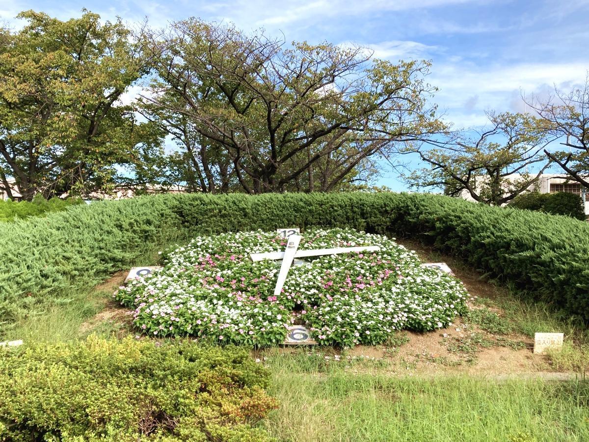 翼の生えたサッカーボールを象った花時計