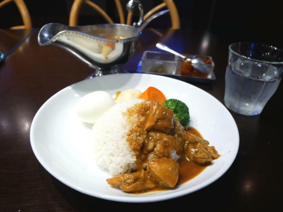 カレーをかけてみたライス。グレービーボートの中にはまだまだカレーがたっぷり