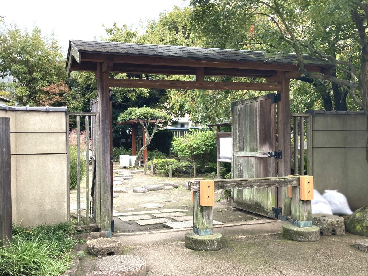 外谷汐入庭園の棟門