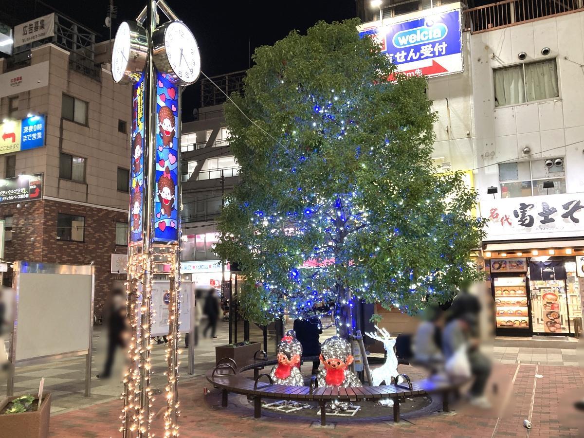 駅前広場のイルミネーション。木の下には輝くモンチッチが…