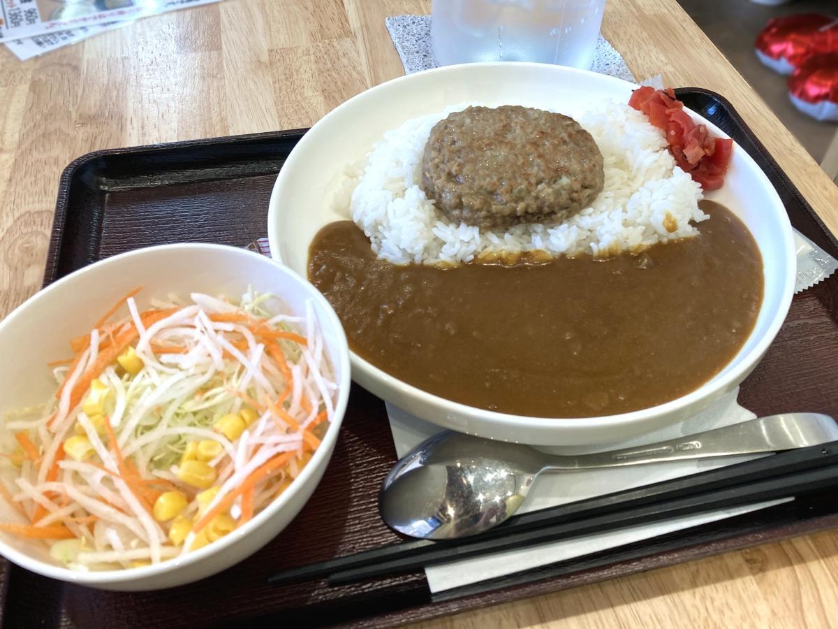 ランチハンバーグカレー。左はセットメニューのサラダ