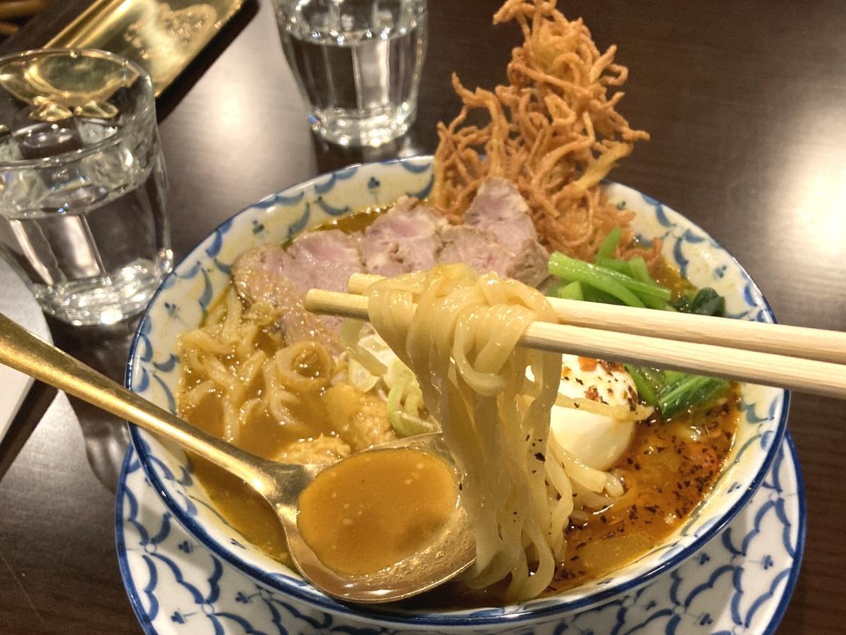 スパイシーなカレープにもちもちの麺がぴったり