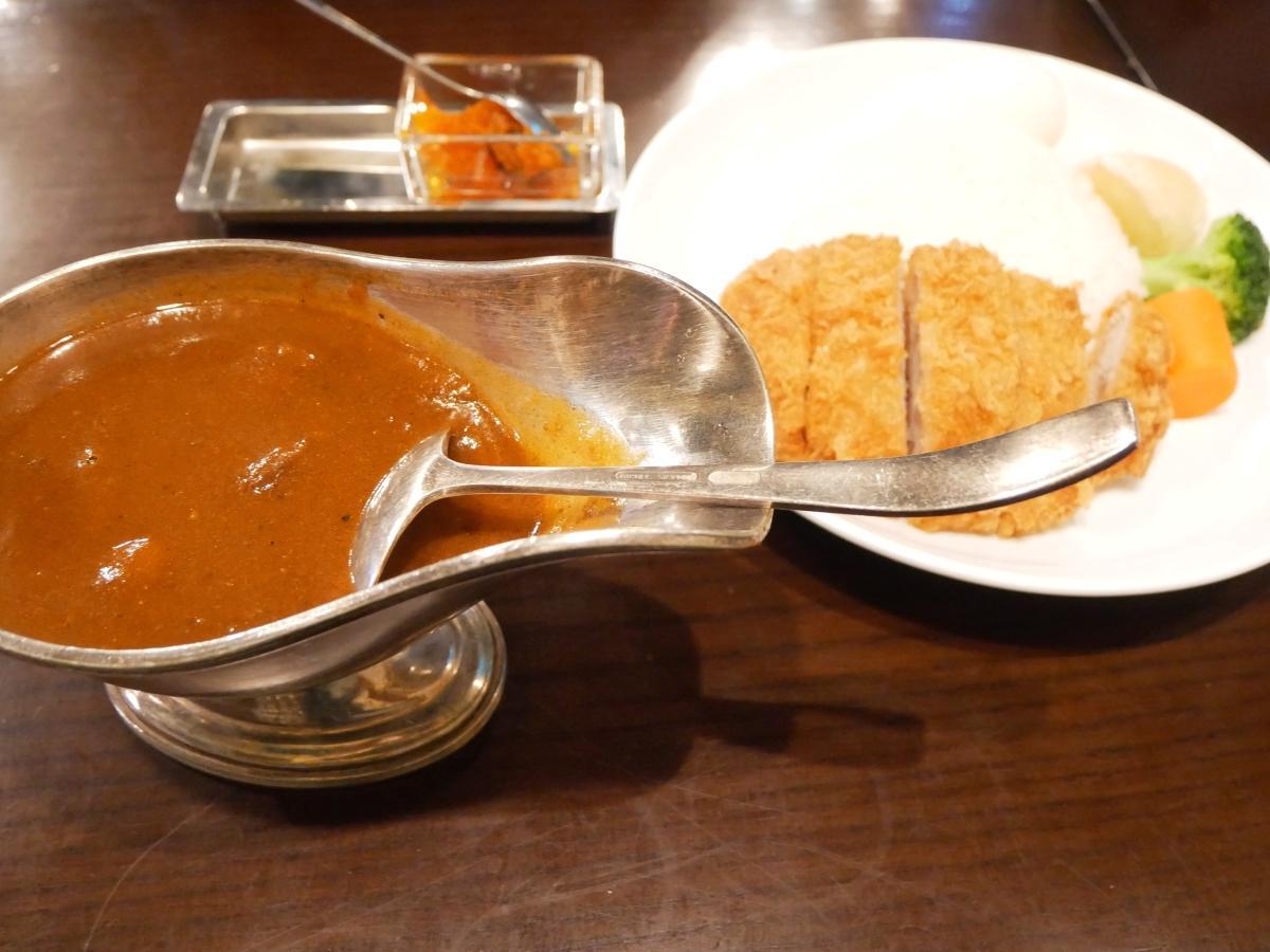 サクサクのとんかつに欧風カレーが良く合う