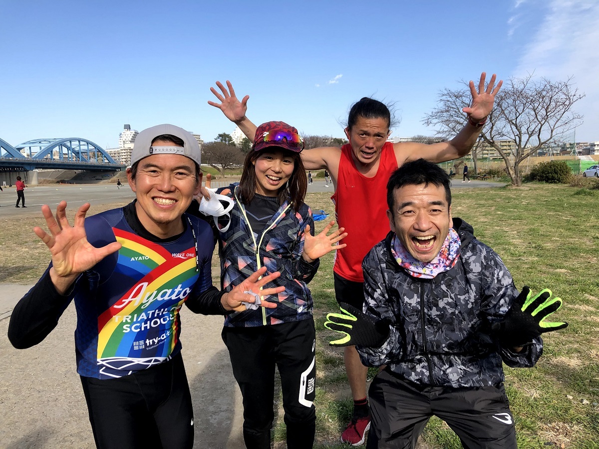 左から松山アヤトさん、トライアスロン・ジャパンランキング4位の福岡啓（ひらく）選手、ボクサーで芸人の梅ちゃん、猫ひろしさん