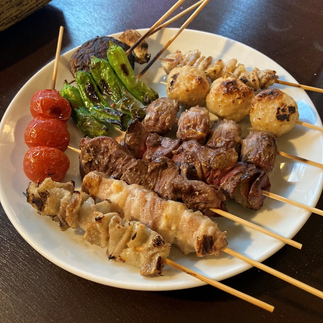 店内で焼く「漬け焼き鳥」、焼きたてを提供する