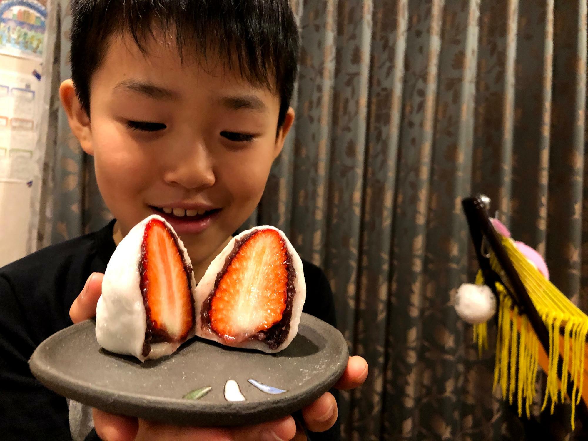 これを見て笑顔にならない人はいない、新岩城菓子舗のジャンボいちご大福（400円サイズ）