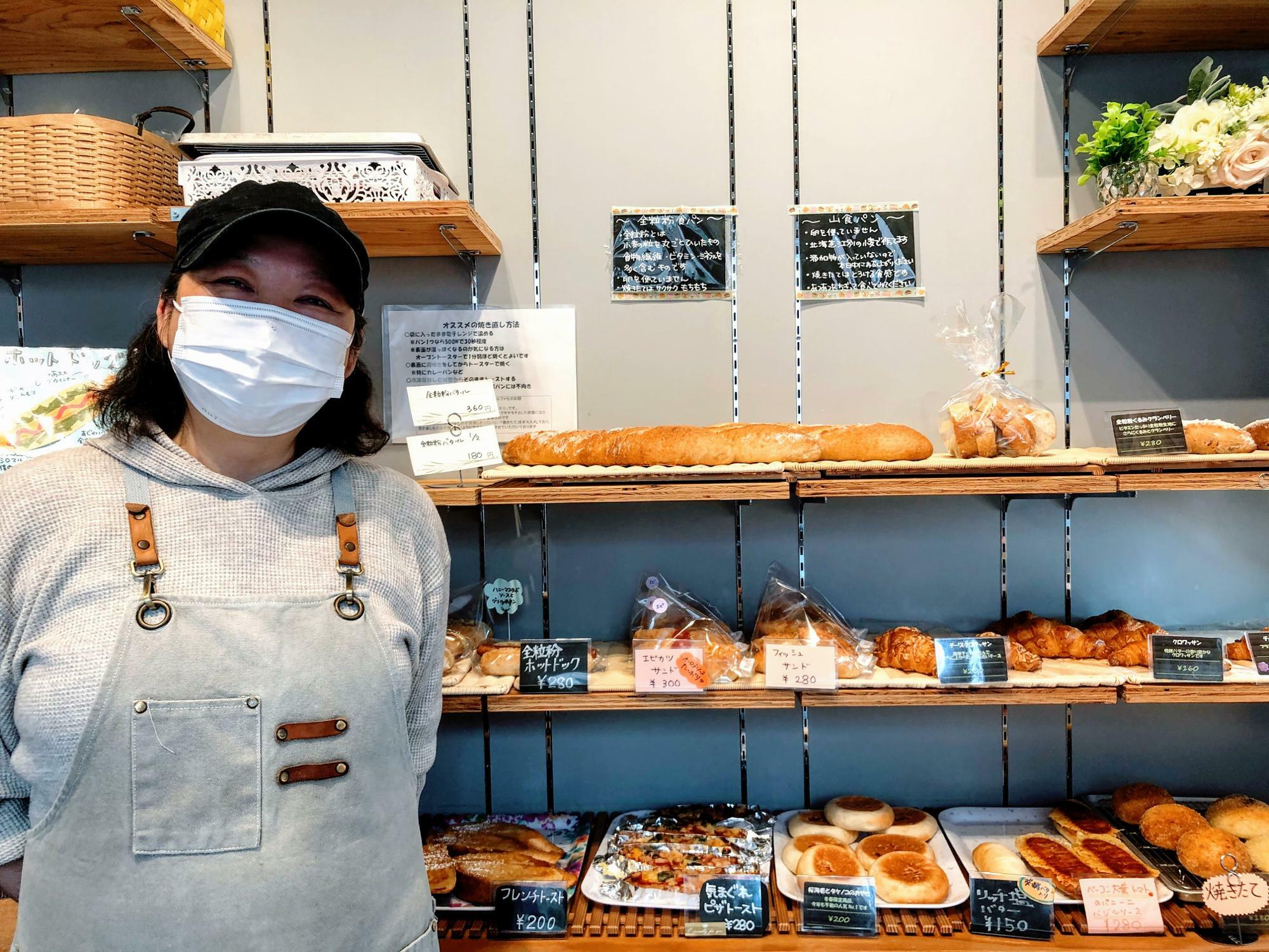 「今日はもうパンが少なくなっちゃった」と知加子さん、パンが売り切れ次第お店も閉店です