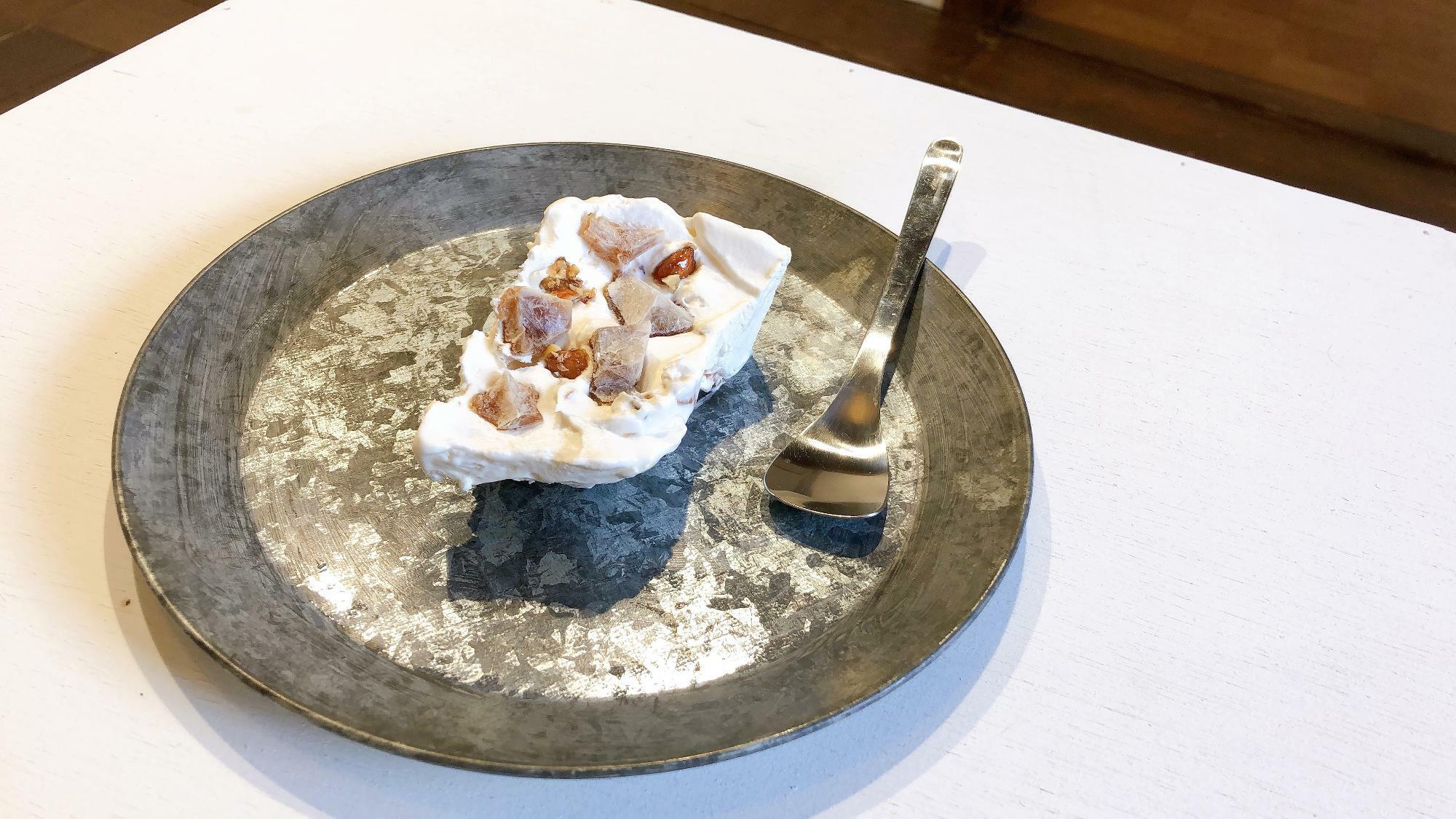 岡野さんの作品のフォルムや堆積岩をイメージしたヌガーグラッセ、コーヒーシャーベットやナッツを石のカケラに見立てて散りばめてある