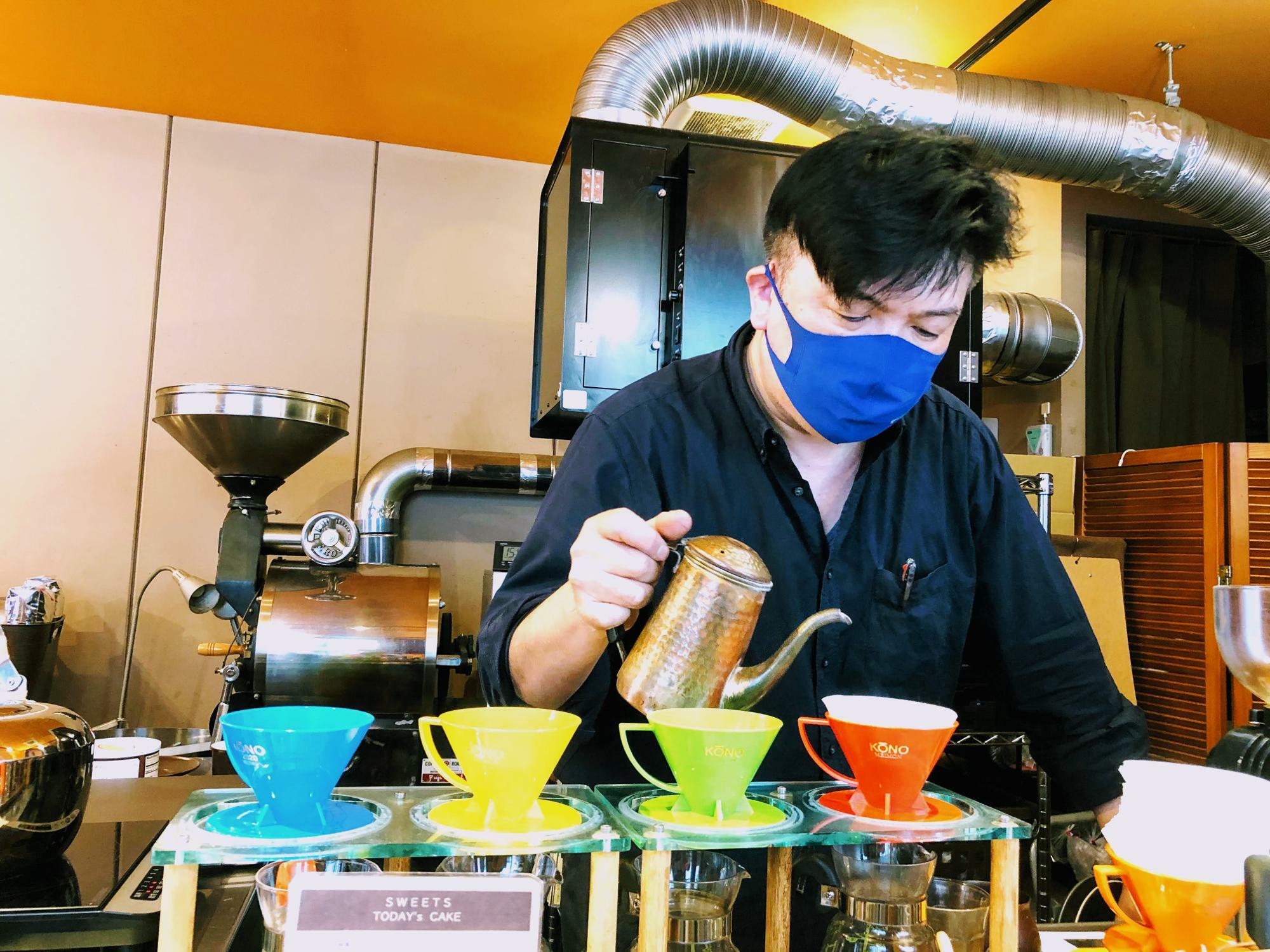カラフルなドリッパーでコーヒーを淹れる柴田さん