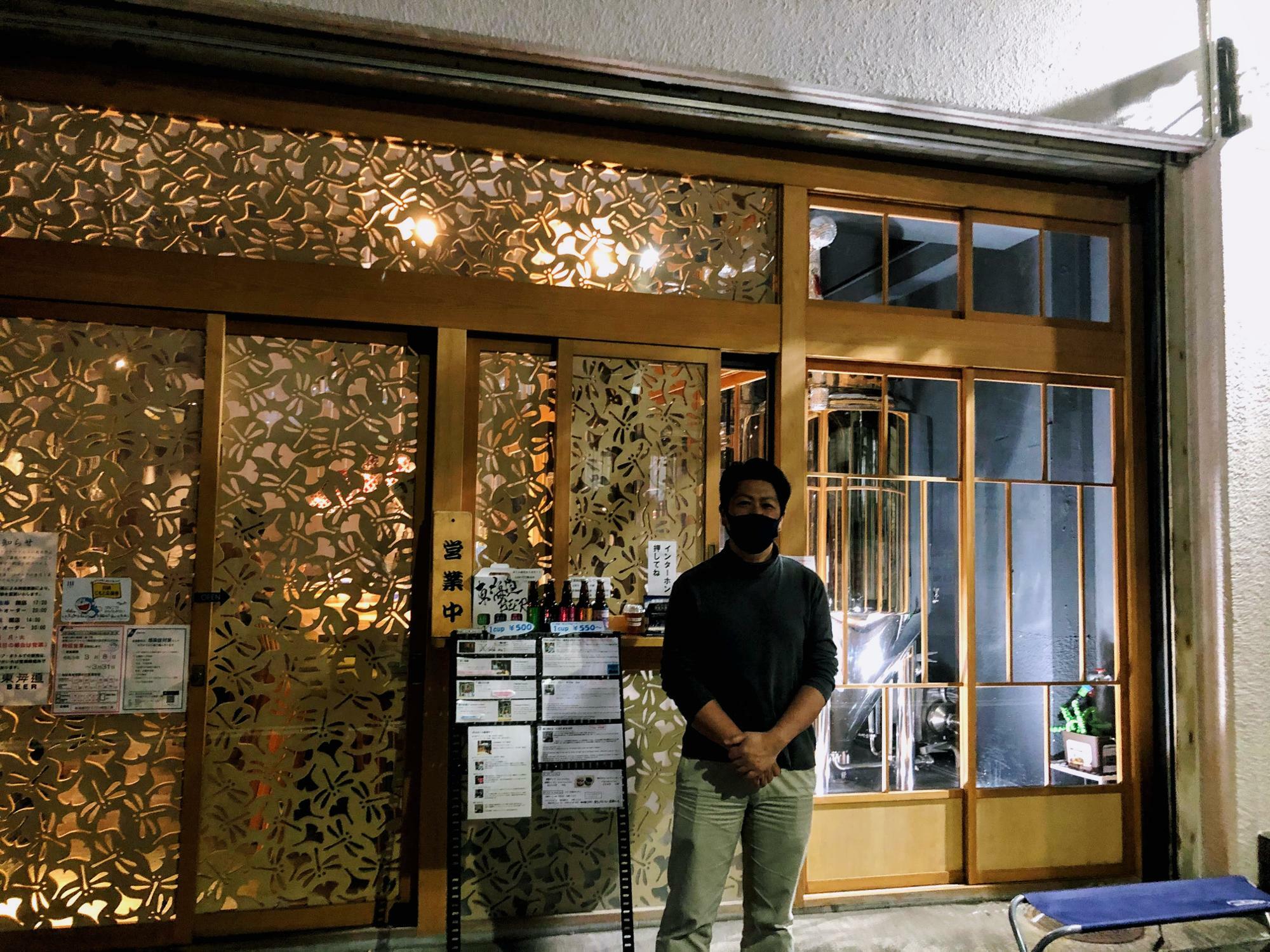 切子のような美しい東海道BEERのファサードは、オーナー岩澤さんの家業である硝子から想起されたデザインでもある