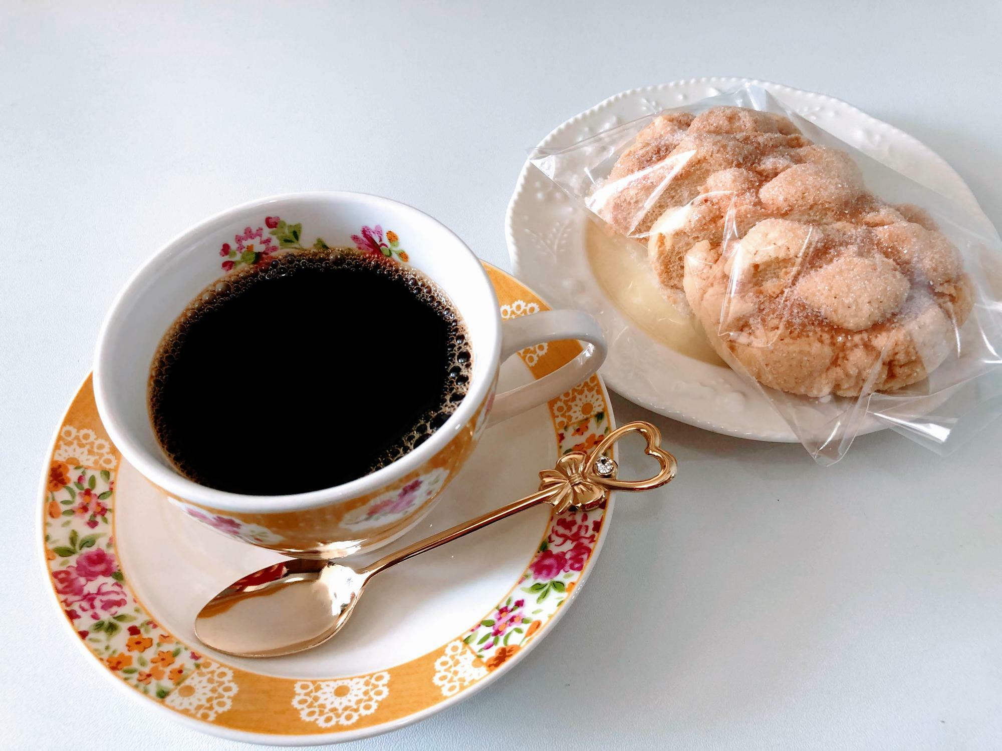 デニムのコーヒーとSHIROMARUのメロンパンラスクは最高に合う