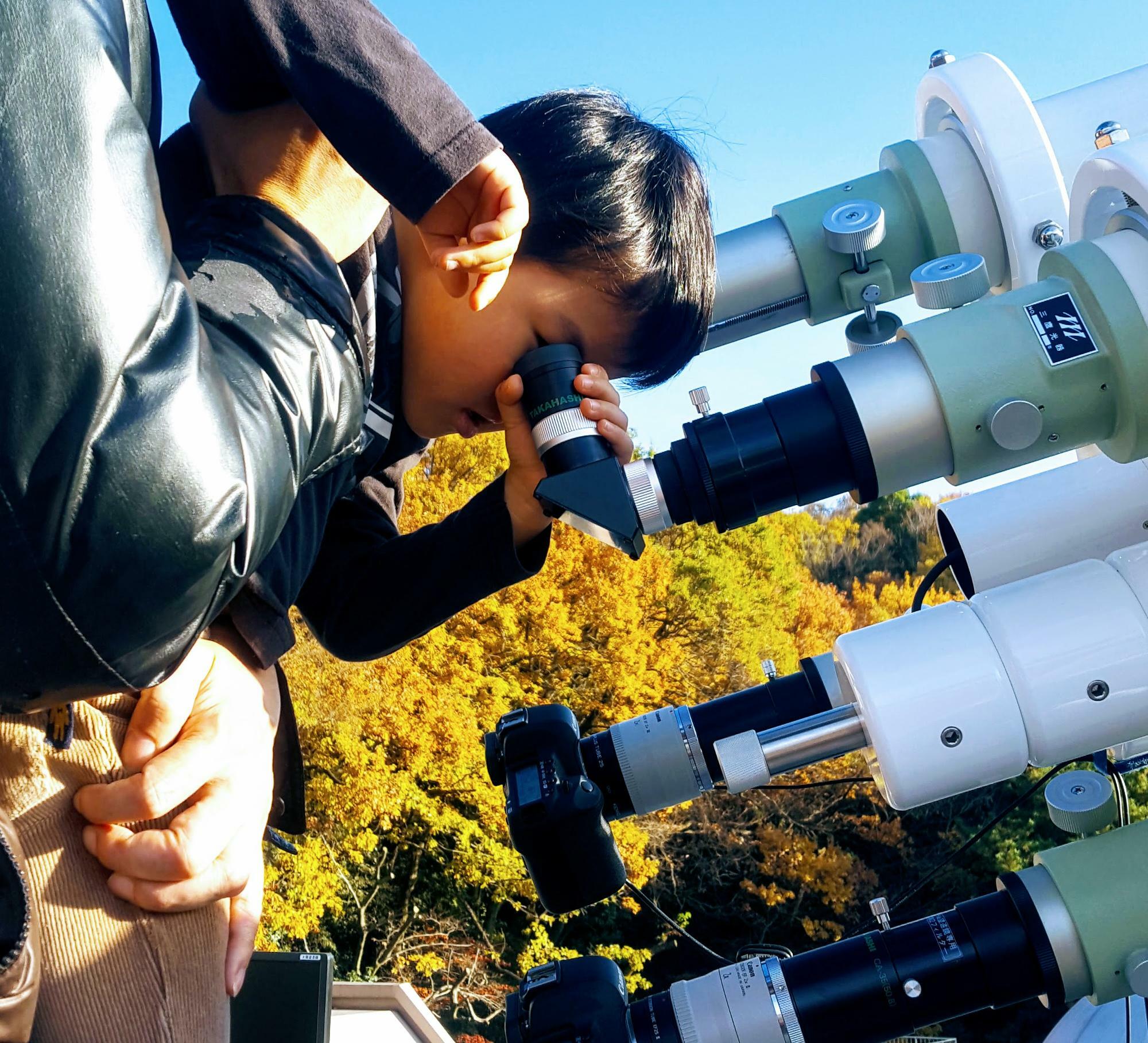 青少年科学館（かわさきぷりん、という名前のインパクトが強すぎてこの名前に若干違和感を覚えますw）の４連太陽望遠鏡で、太陽の黒点を観察する空太郎（5年前？）