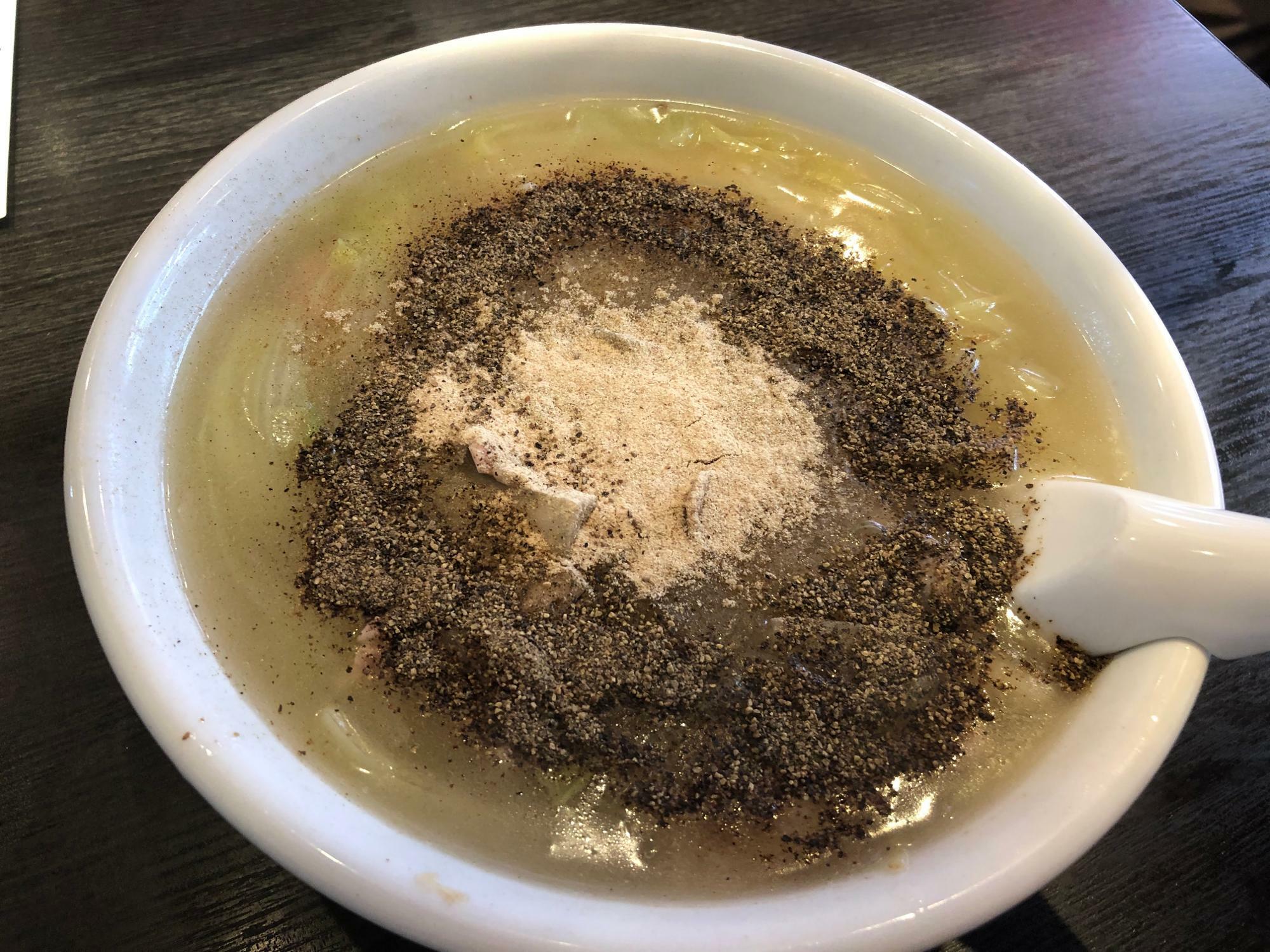 ３種類の胡椒が入った「胡椒湯麺」は、萬福飯店さんの密かな人気メニュー