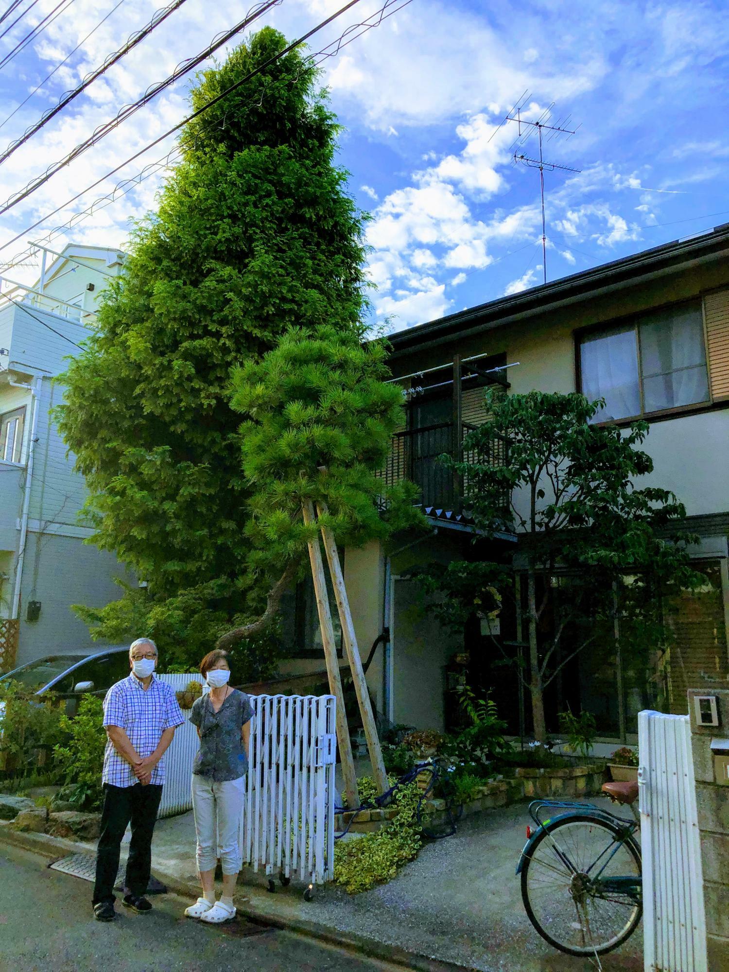 「おおきな木」の名前の由来になったメタセコイアの木の前に立つ竹井斎さん、野口美年子さんご夫妻