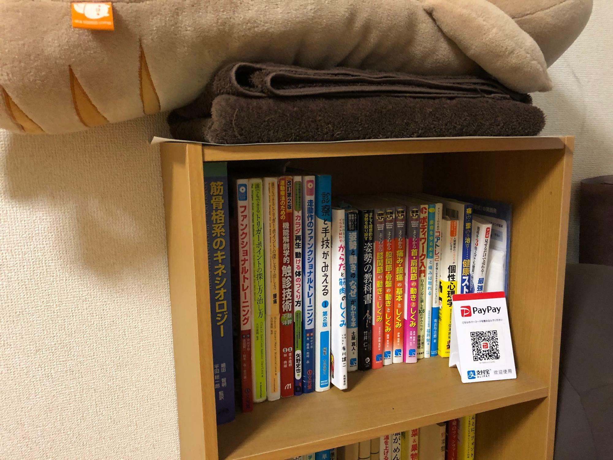 本棚には必要最小限の本、でも西尾先生の話は本を読むよりわかりやすい