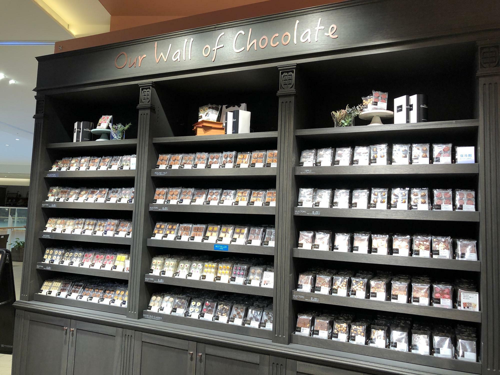 「セレクター」はホテルショコラの代表商品、常時100種類〜120種類のチョコレートが並ぶ