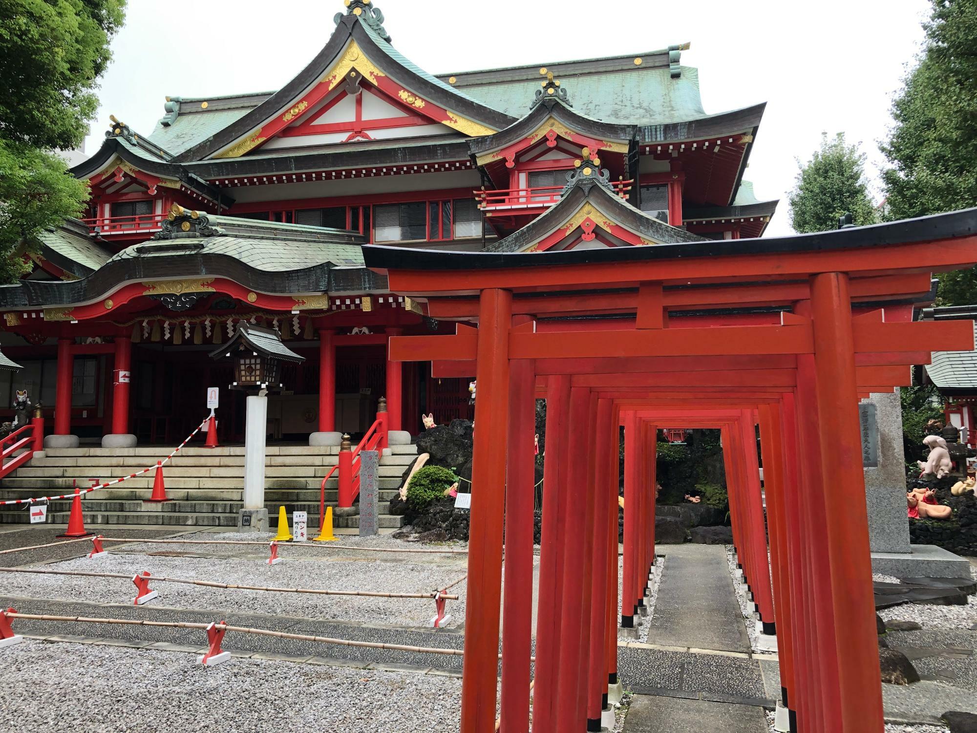 京浜伏見稲荷神社のシンボル・千本鳥居と拝殿