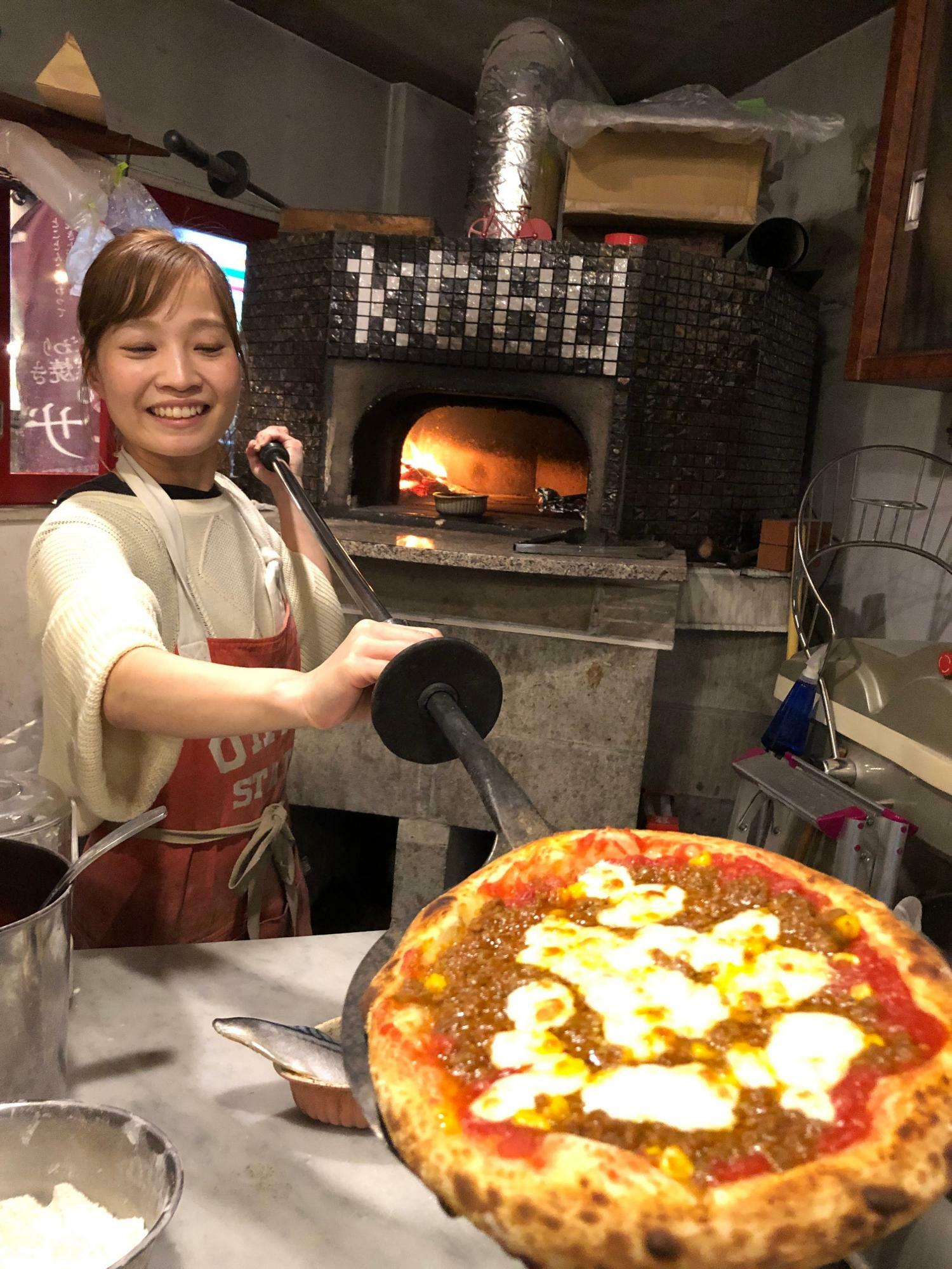 焼き立ての窯出しピザは、スパイスが香りとてもいいにおい！