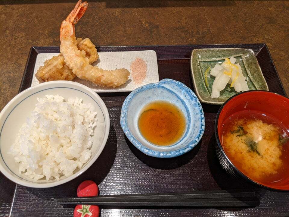シンプルにお味噌汁とご飯、そしておつけもののラインナップが、天ぷらを待ち受ける
