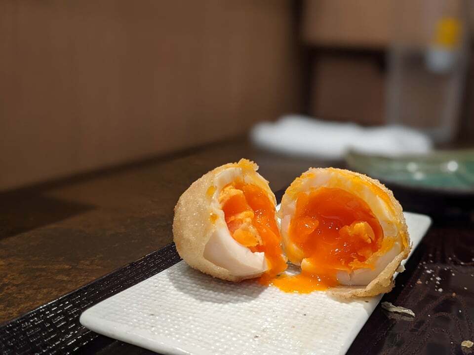 この写真はデザイナーNakanoさんによるもの、めっちゃ美味しそうな「煮卵の天ぷら」