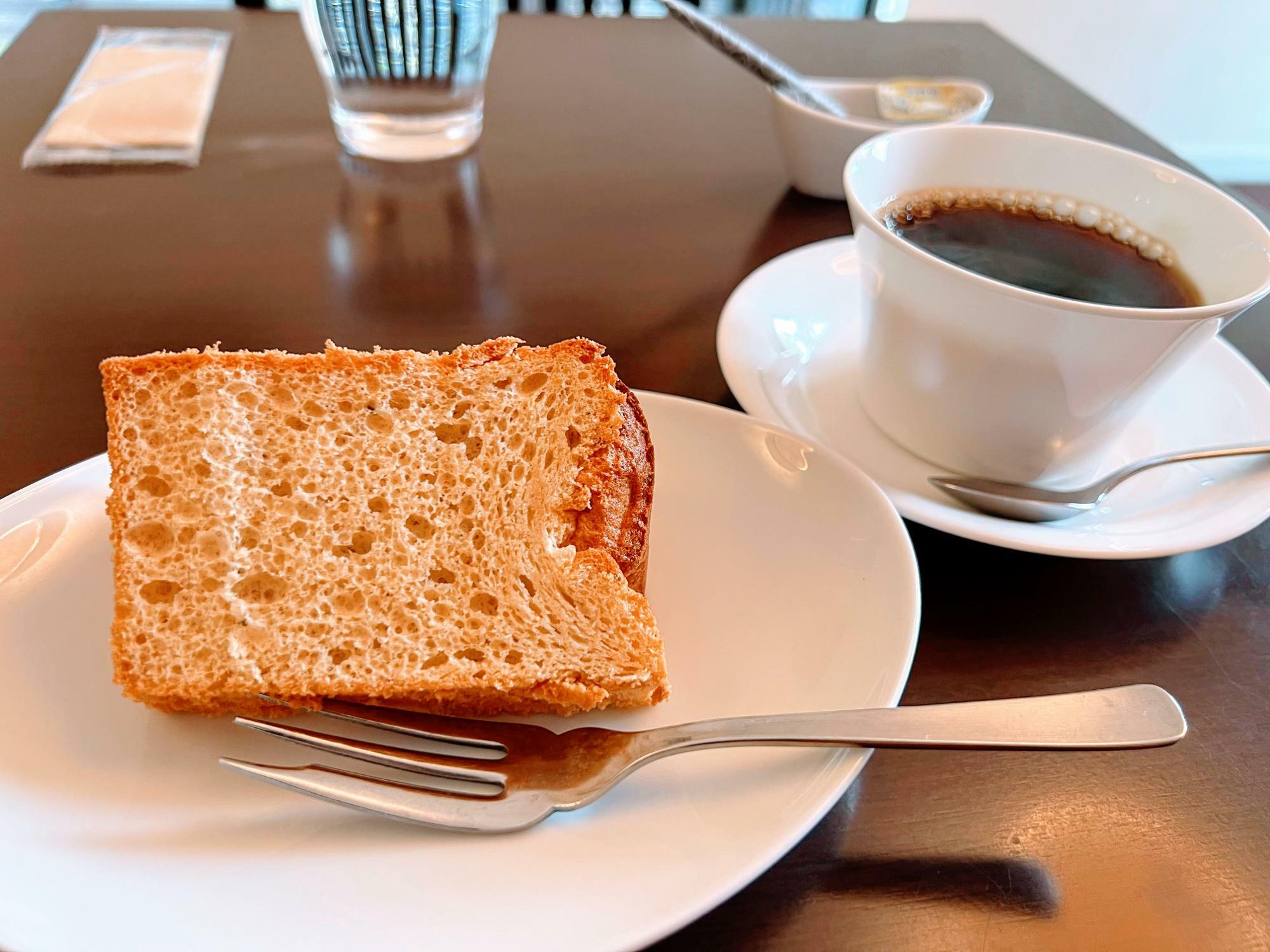 桜あんのシフォンケーキ（小＝100円）とコーヒー（300円）