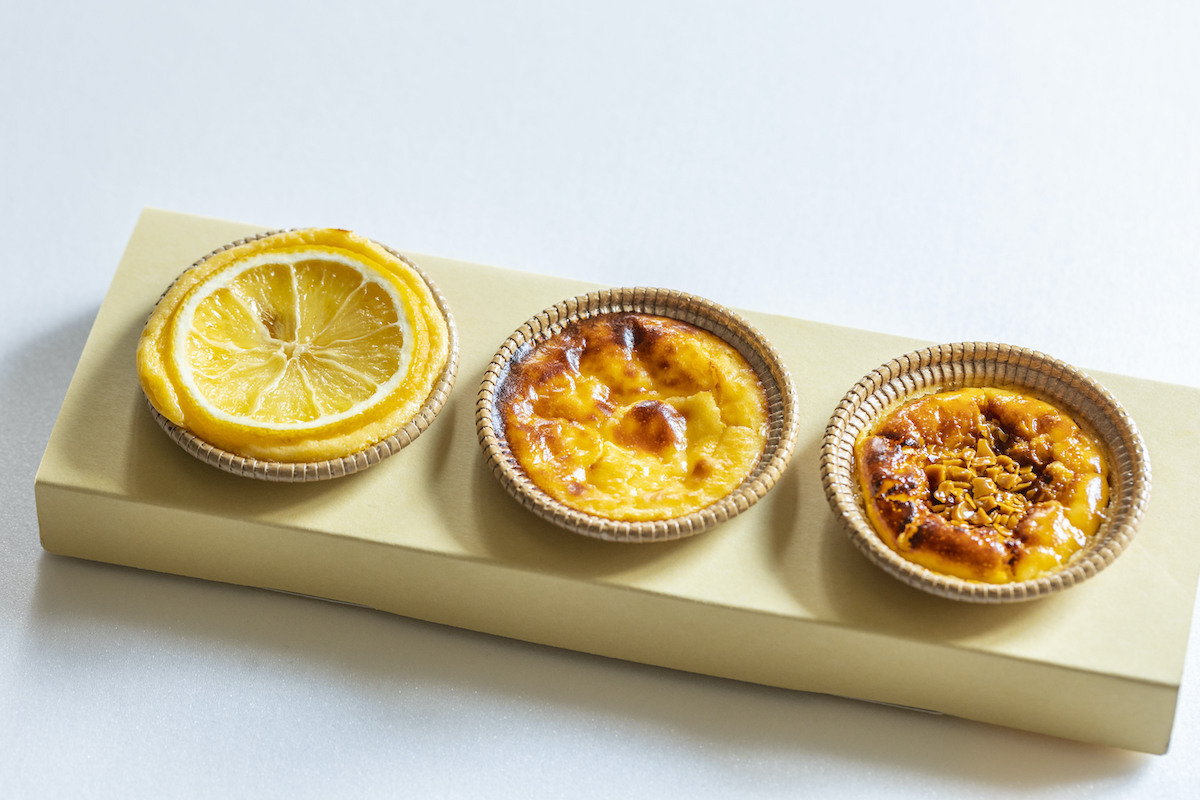 左から「熱海レモン」「プレーン」「井田塩キャラメル」のバスクチーズケーキ（プレスリリースより）