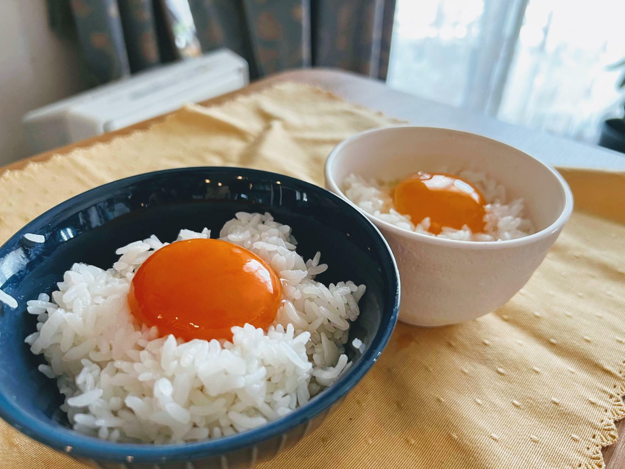 日本一こだわり卵（左）とたまゆら琥珀（右）