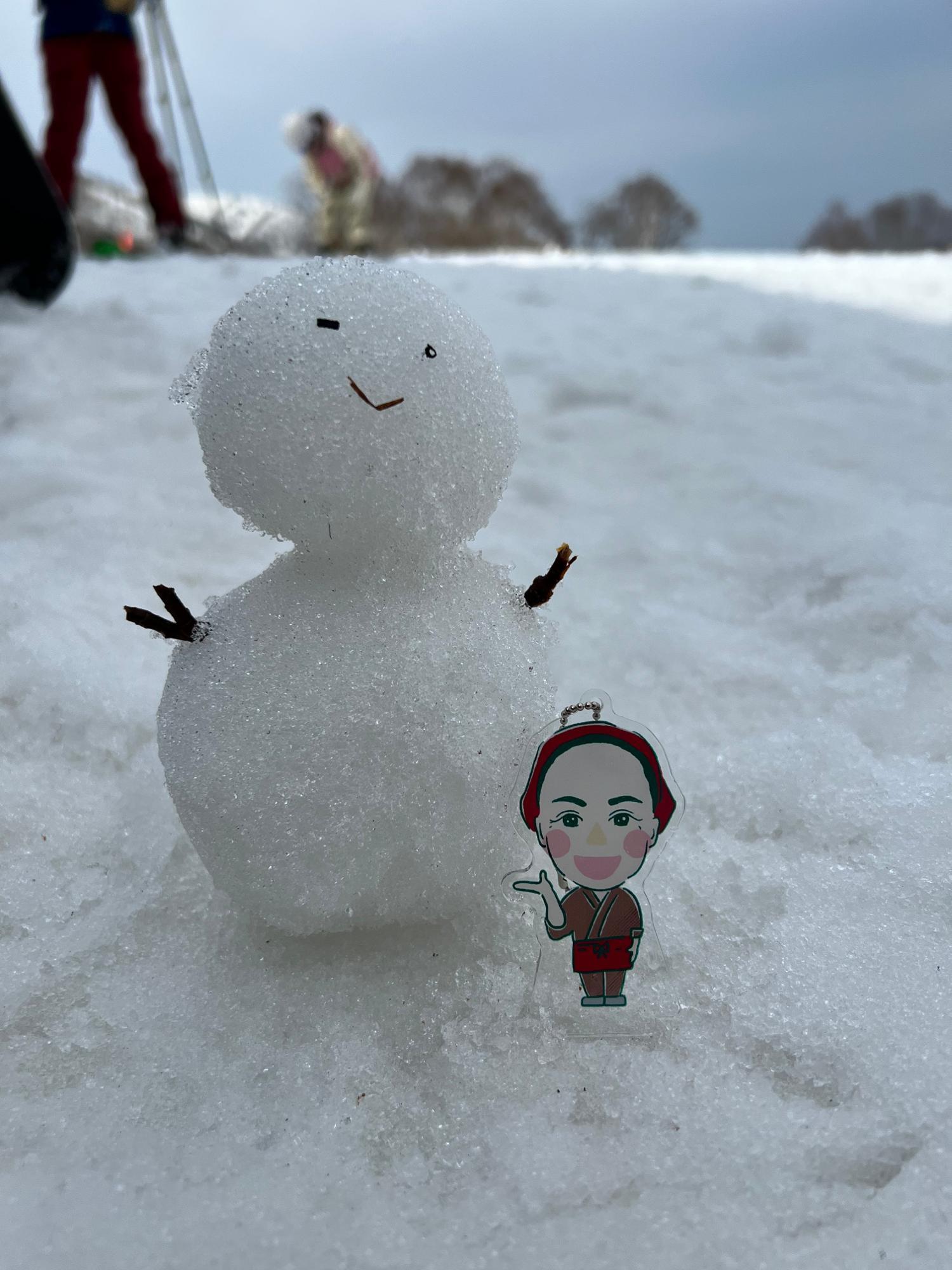 春雪の中のアクスタ女将