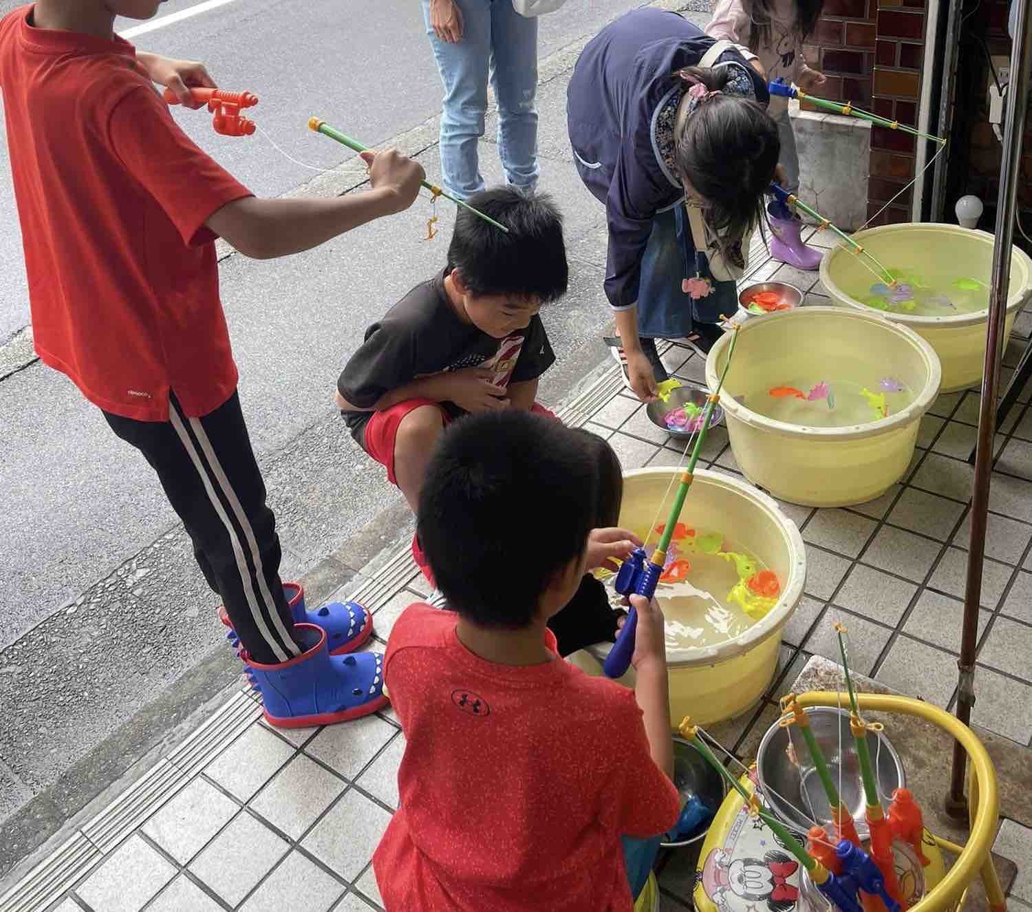 子どもたちに「あゆ釣り」を楽しんでもらうイベントも店頭で開催（女将のSNSより）