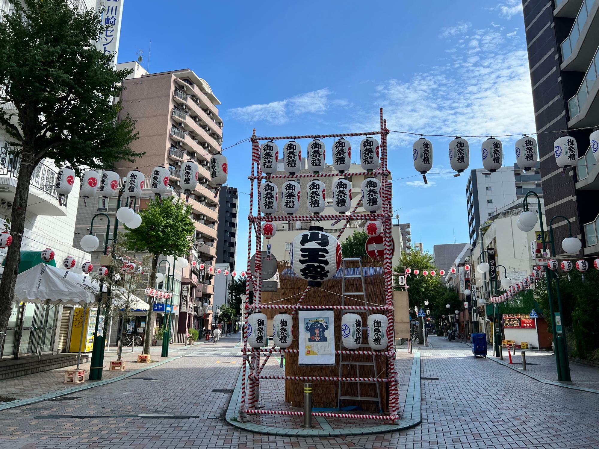 これは山王祭の時の平和通りの写真