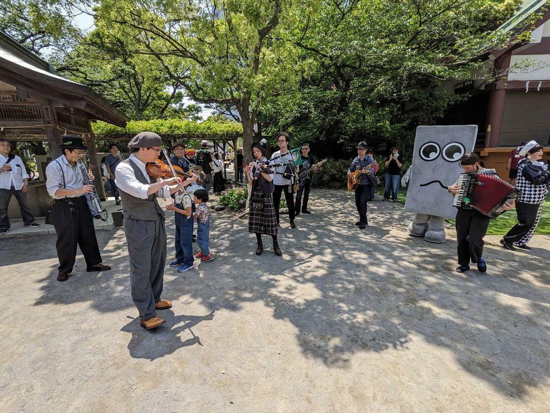 稲毛公園でのマッキャンズアイリッシュ楽団　演奏の様子（公式サイトより）