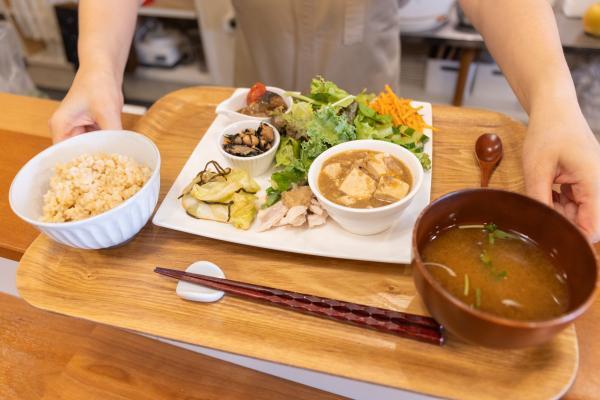 週替わりのメイン２種と野菜で作った惣菜からなるベジプレート