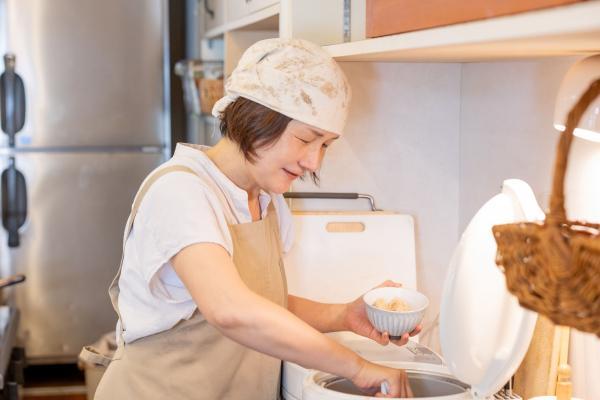 玄米ご飯を盛り付ける正枝さん