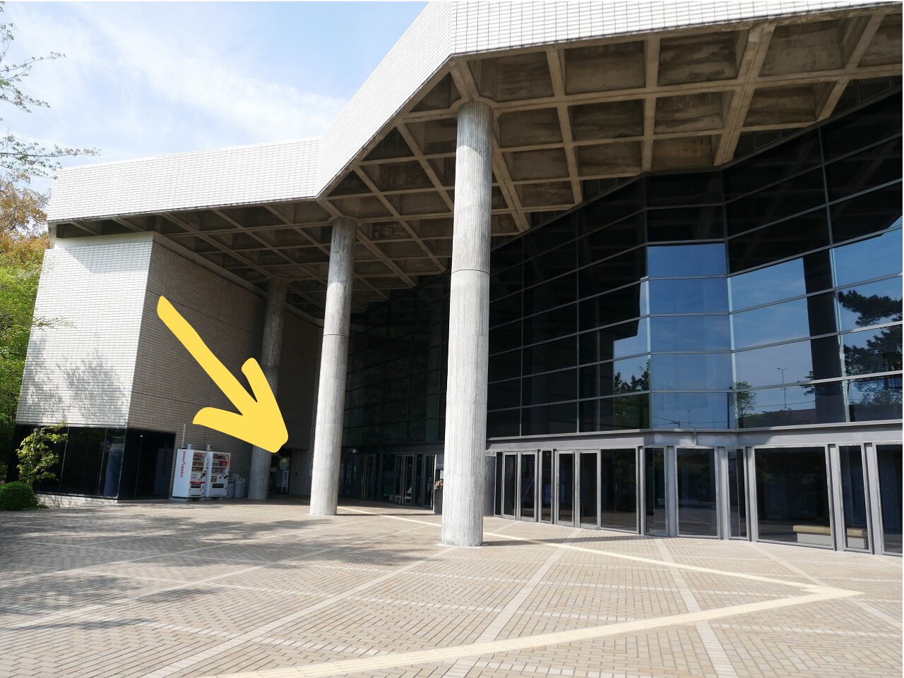 浜松市・市民ミュージアム浜北の出入り口は黄色の矢印付近