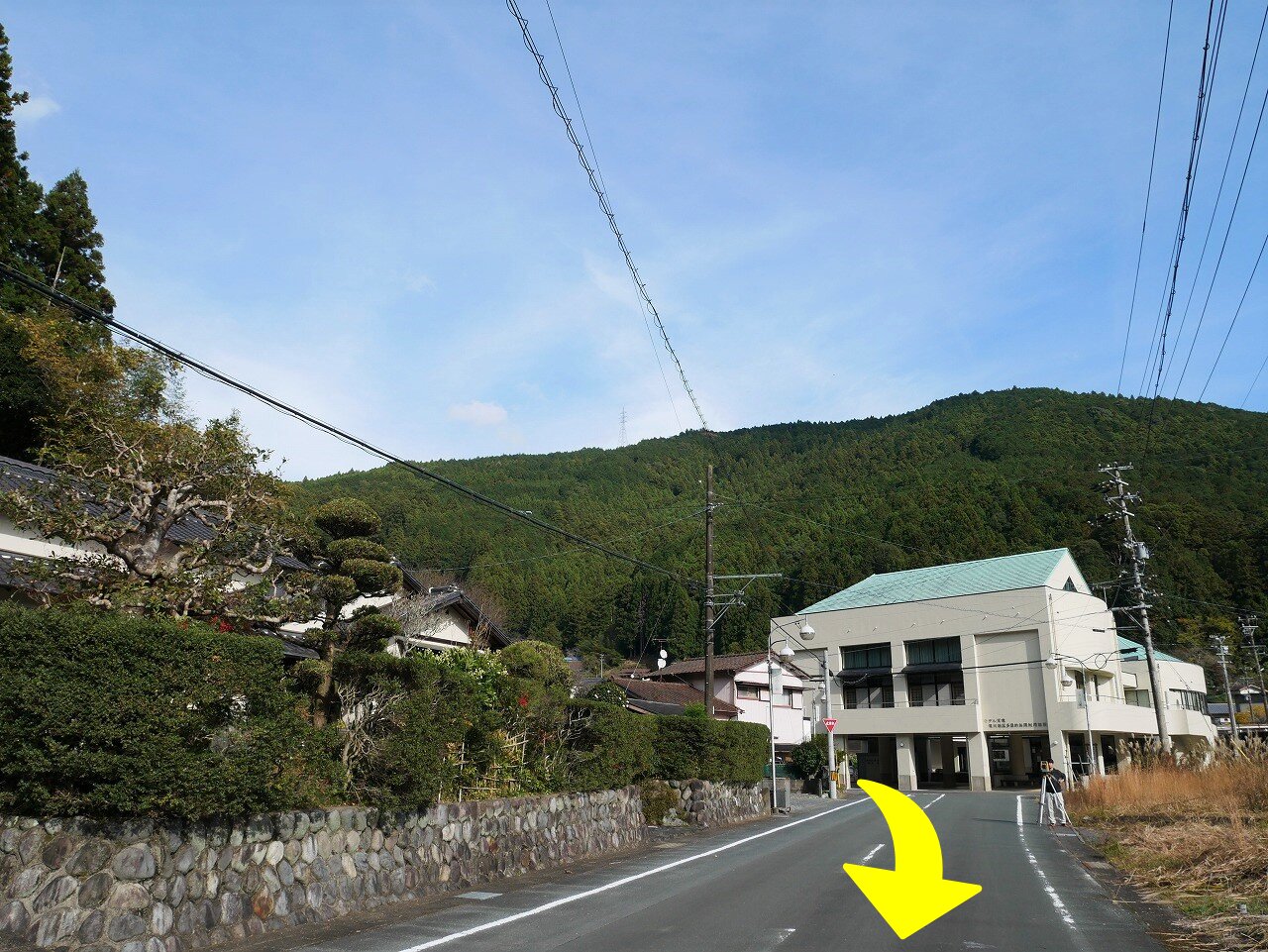奥に見えるのは浜松市天竜区竜川ふれあいセンター（写真に写っていませんが、横山郵便局は向かって右側にあります）